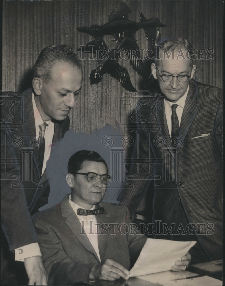 1959 Press Photo John Bohorfoush, Paul Strong Sr., and T. W. Huffstutler talk- Historic Images