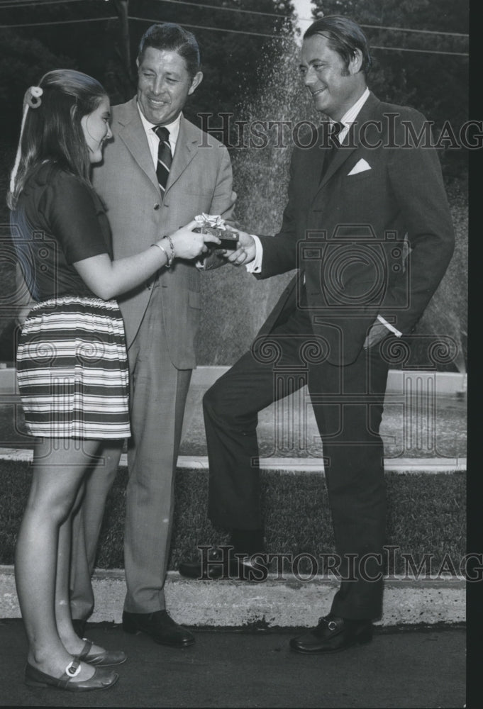Load image into Gallery viewer, 1970 Press Photo Elizabeth Elliott, presentation for Houston Blount, J. M. Burt
