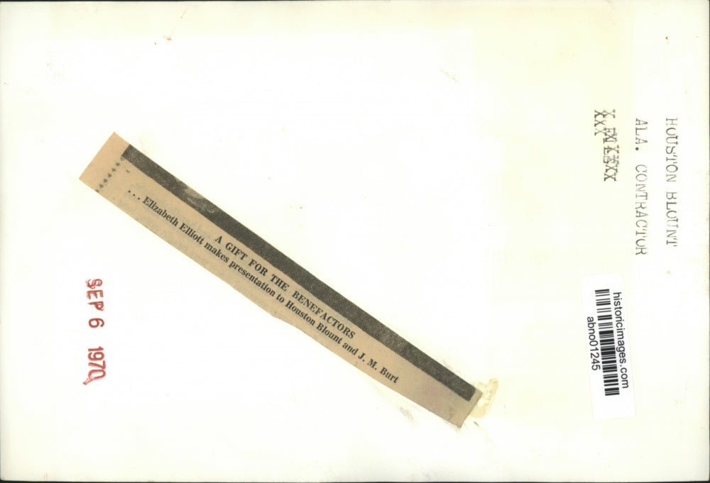 1970 Press Photo Elizabeth Elliott, presentation for Houston Blount, J. M. Burt