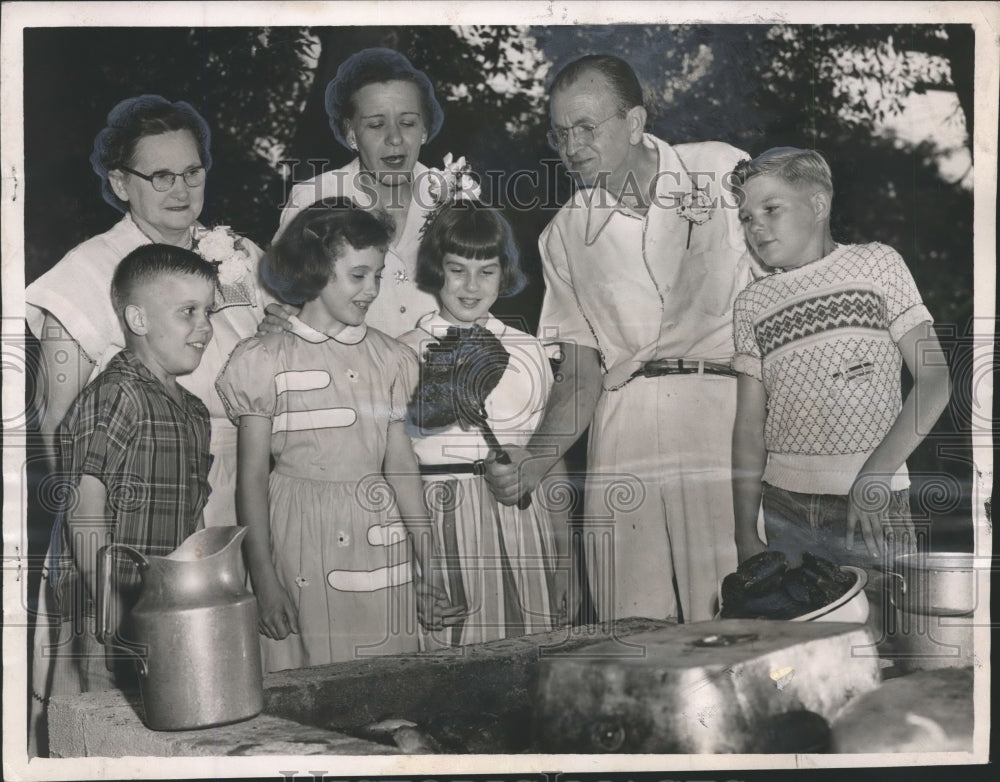 1953 Press Photo Mercy Home Children at Barbecue with Charles Scott in Alabama- Historic Images