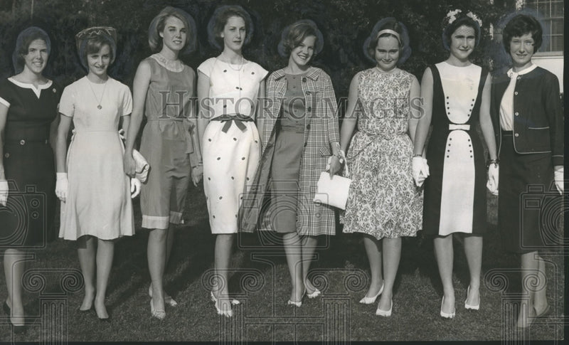 Load image into Gallery viewer, 1964 Press Photo Holiday Assembly dancing club new members at Abingdon tea
