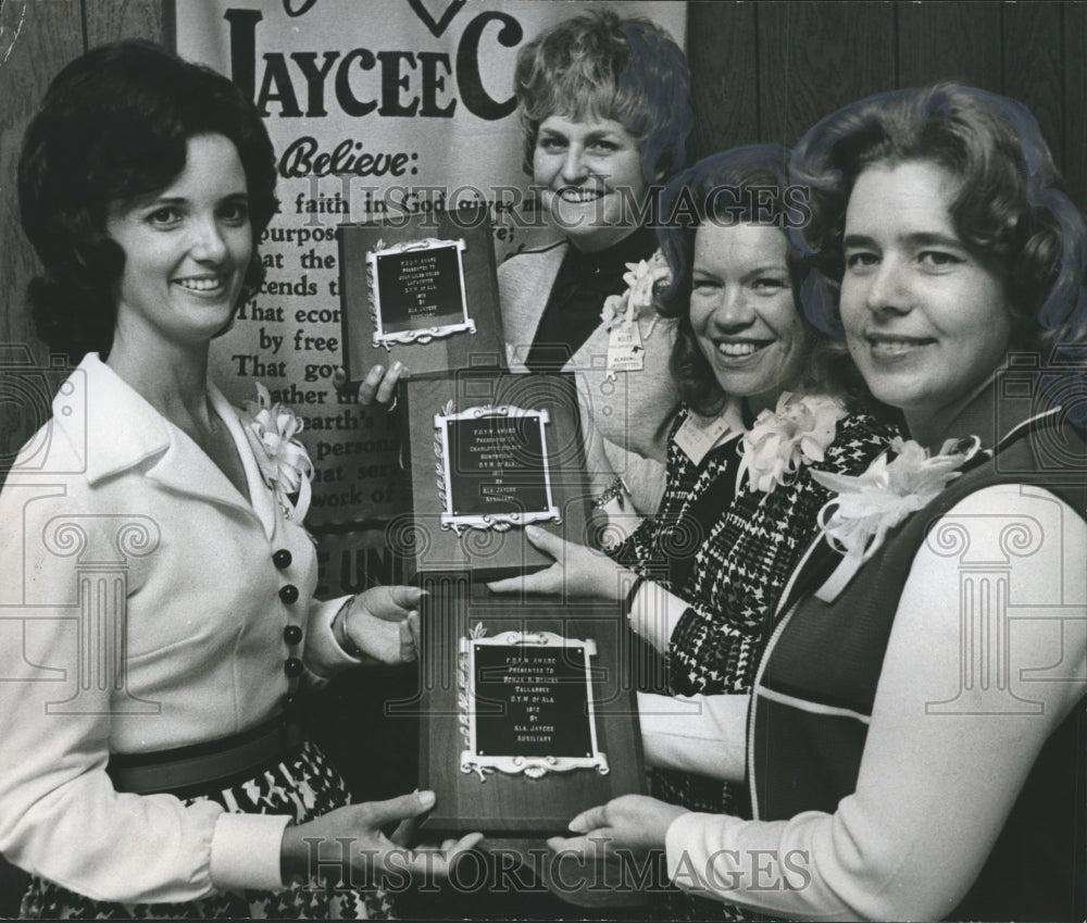 1972 Press Photo Distinguished Young Women Receive Plaques from Jayceettes- Historic Images