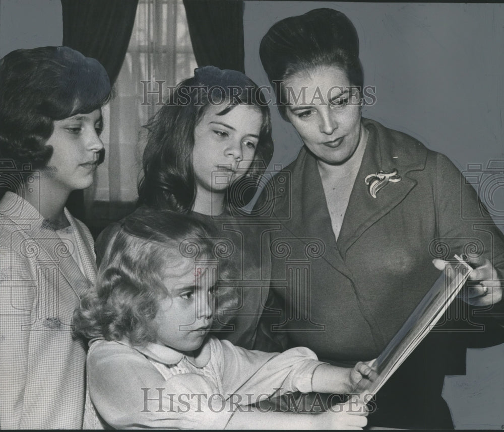 1965 Press Photo Birmingham Civic Opera Company - Mrs. B.J. Harmon with Children- Historic Images