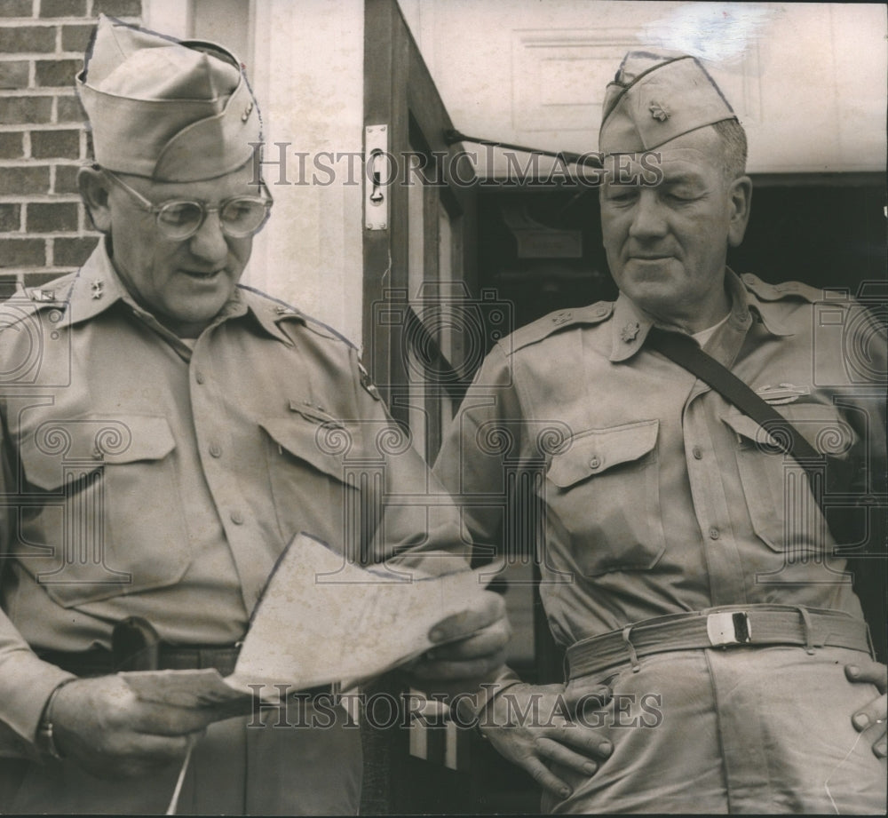 1954 Press Photo Major General Hanna and Colonel Snead Check Guardsmen, Alabama- Historic Images