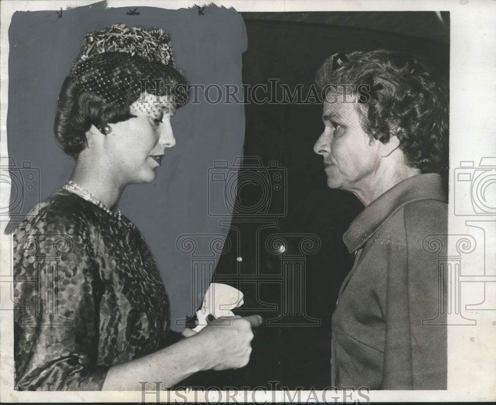 1961 Press Photo Mrs. Robert S. Weatherly Jr., with unidentified person