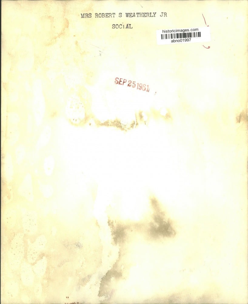 1961 Press Photo Mrs. Robert S. Weatherly Jr., with unidentified person