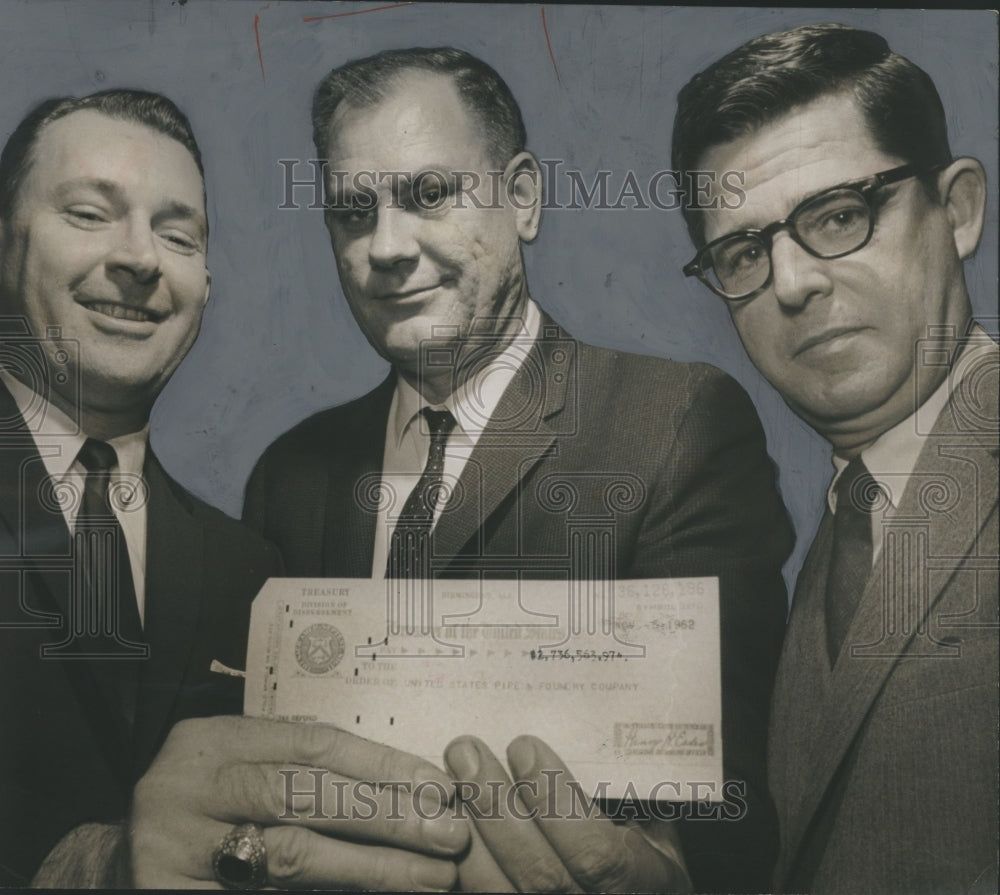 1962 Press Photo U. S. Pipe receives refund check for erroneous tax assessments