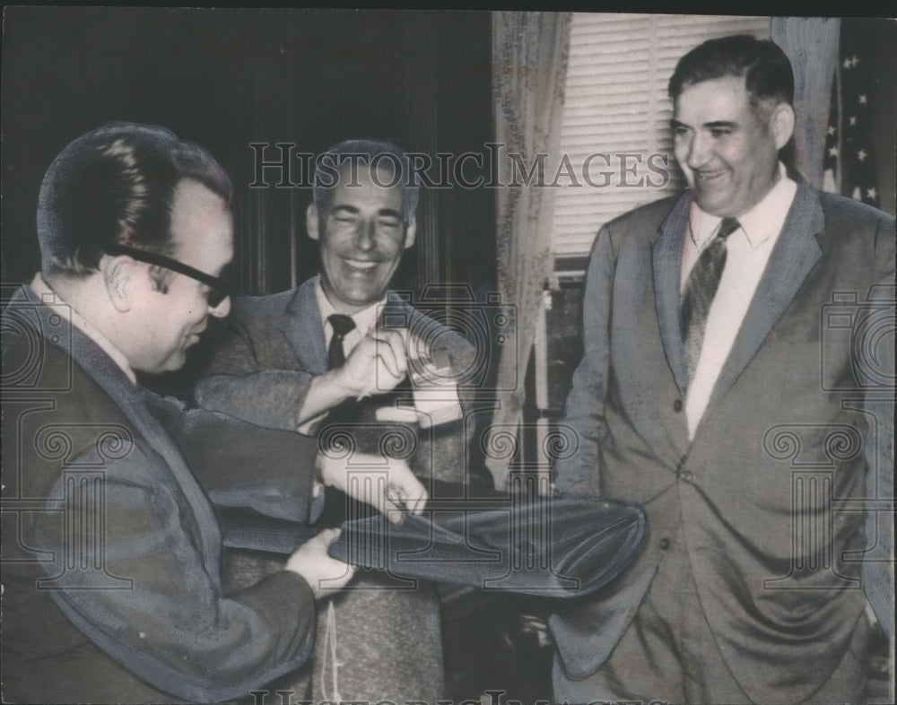 1958 Press Photo AL gov. James Folsom shows cloth to men, Montgomery, Alabama