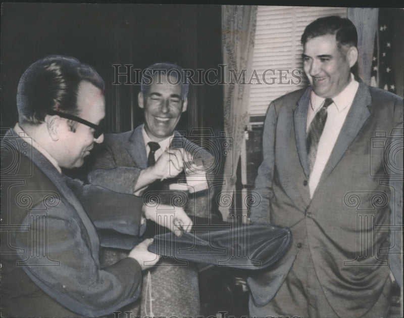 Load image into Gallery viewer, 1958 Press Photo AL gov. James Folsom shows cloth to men, Montgomery, Alabama
