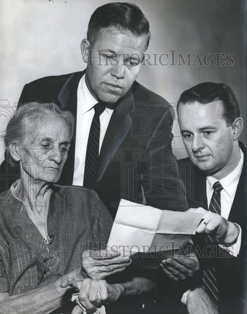 1961 Press Photo Attorneys View Handwritten Will with Mrs. Annie Armstrong- Historic Images