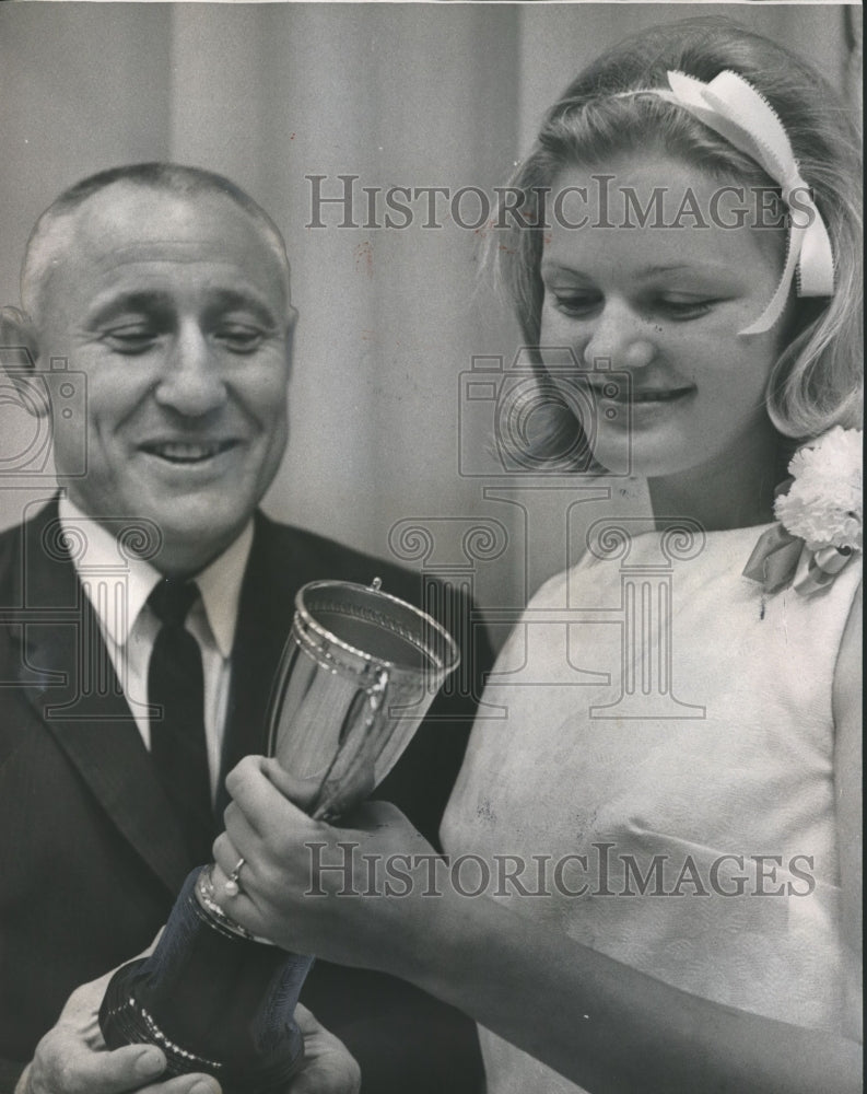 1964 Press Photo Chenoweth Award Presented to Mountain Brook Junior High Student - Historic Images