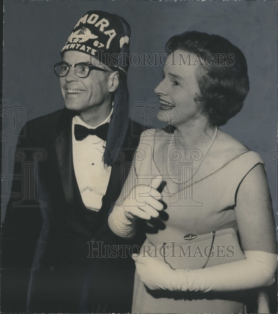 1967 Press Photo Larry Dumas, Head of Zamora Shriners in North Alabama, & Wife