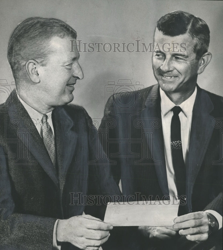 1960 Press Photo Alabama Wildlife Federation Gets Check - abno02690 - Historic Images