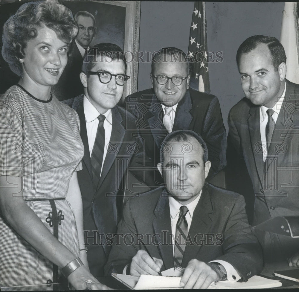 1961 Press Photo Alabama Governor John Patterson with staff members at his desk- Historic Images