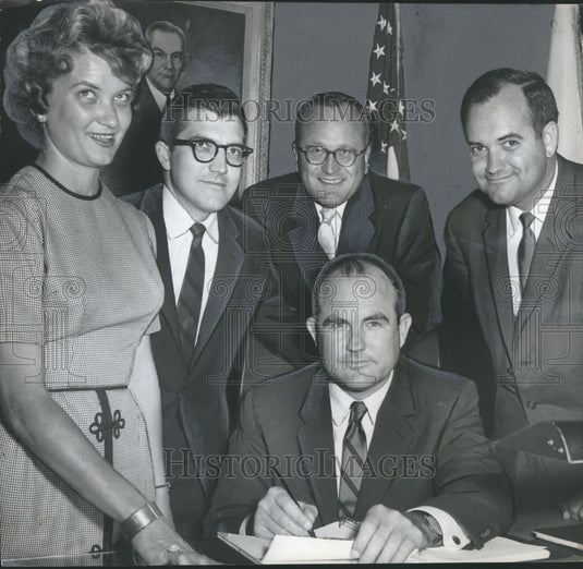 1961 Press Photo Alabama Governor John Patterson with staff members at his desk- Historic Images