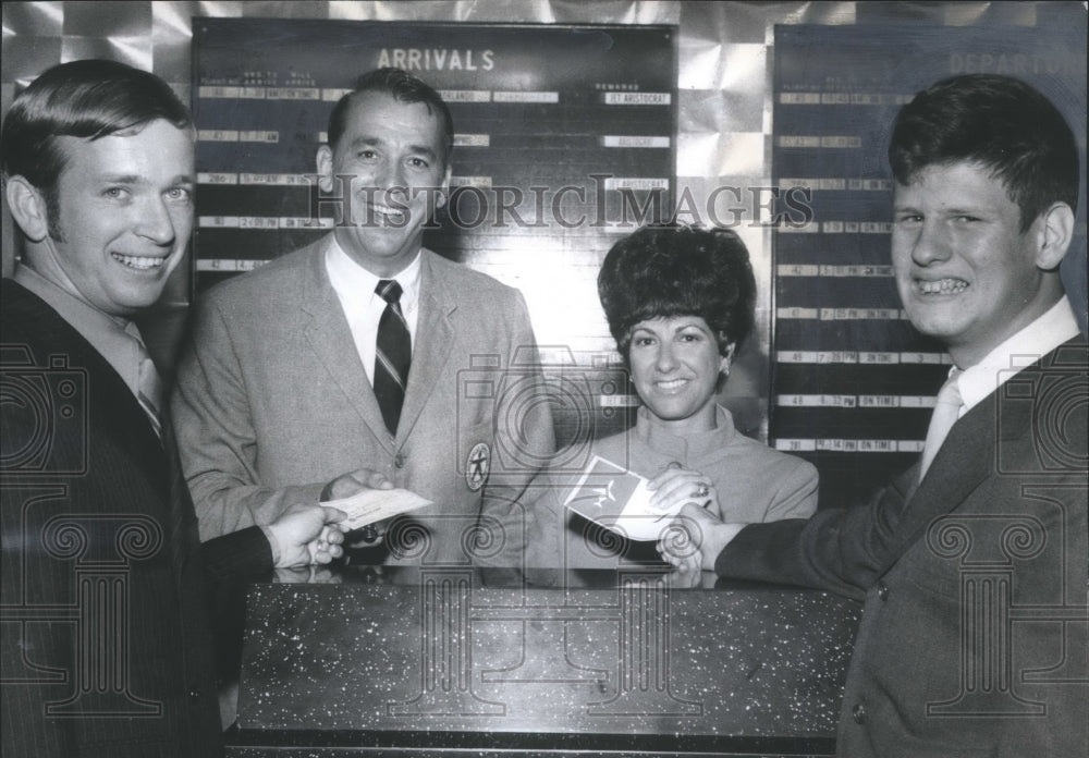 1970 Press Photo Samford University students purchase plane tickets - abno03283 - Historic Images