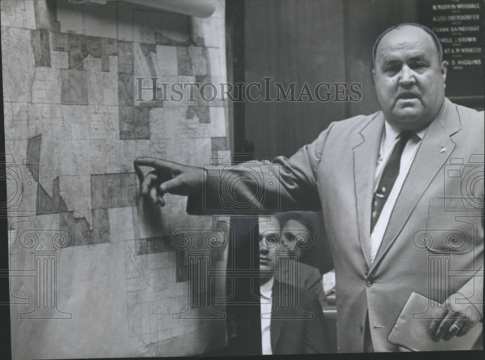 1961 Press Photo Paul Hancock shows areas that would vote on referendum, Alabama - Historic Images