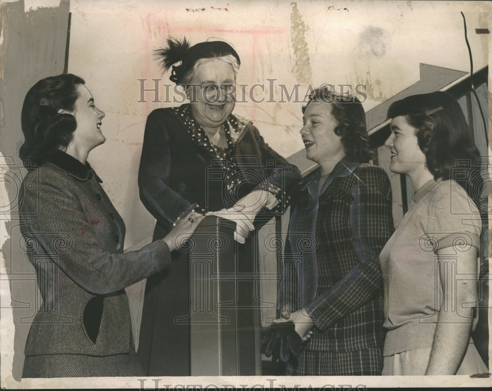 1952 Press Photo Dr. Hallie Farmer Shares Advice with High School Seniors- Historic Images