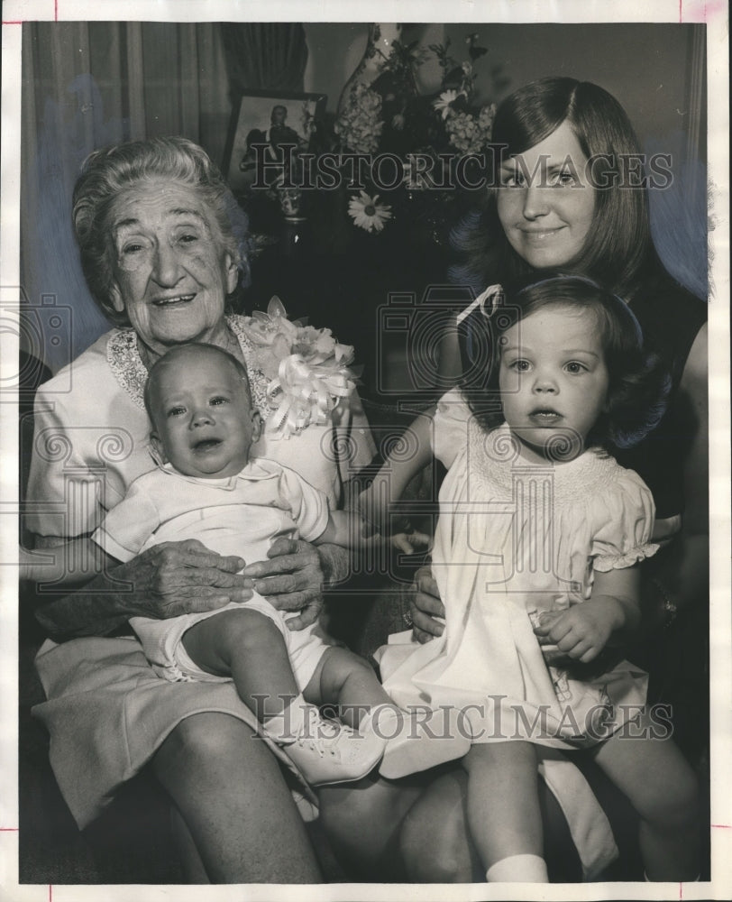 1973 Press Photo Grandmother Mrs. L.B. Feagin with grandchildren - abno03810 - Historic Images