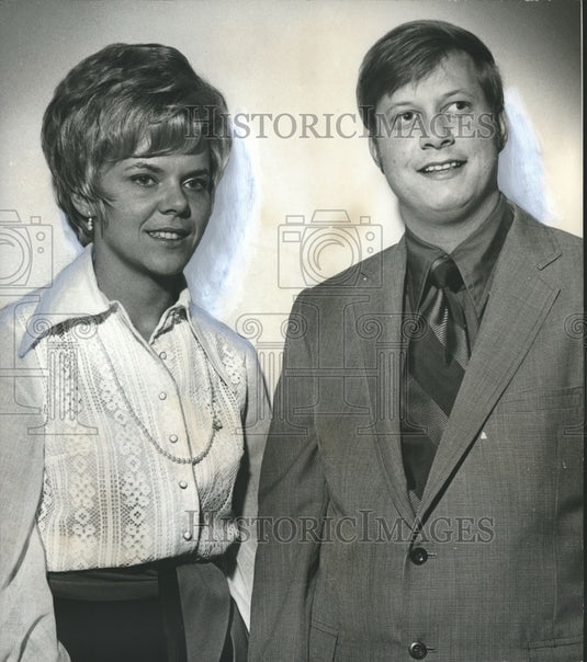 1971 Press Photo Mr. and Mrs. Charley Fisher host friends at new home,  Alabama- Historic Images