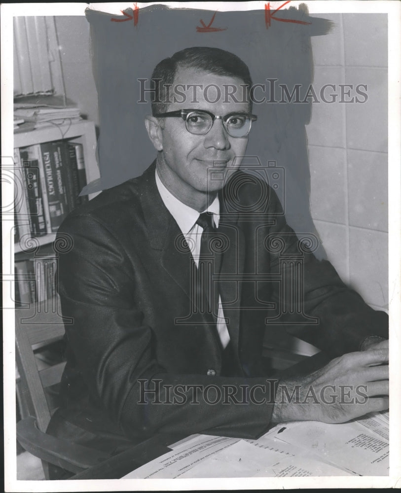 1968 Press Photo Doctor William L. Crocker, Florence State University, Alabama- Historic Images