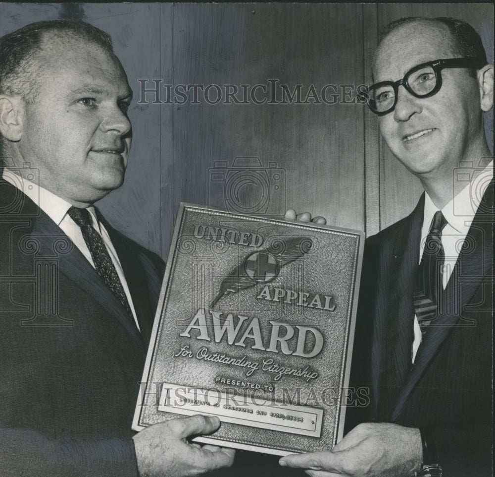 1961 Press Photo Albert Sokol, United appeal, awards Arthur Goodman, Loveman's