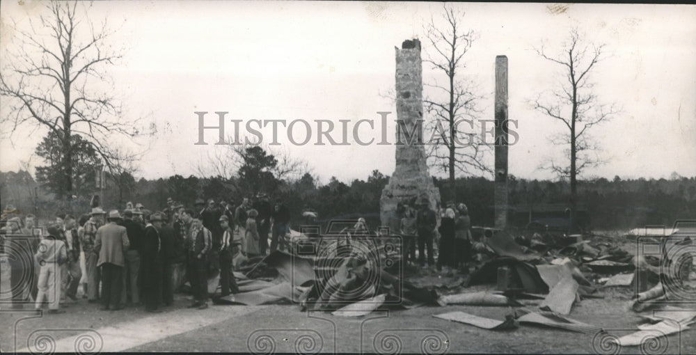 1951 Press Photo People observe fire damage at DeKalb County farm house- Historic Images