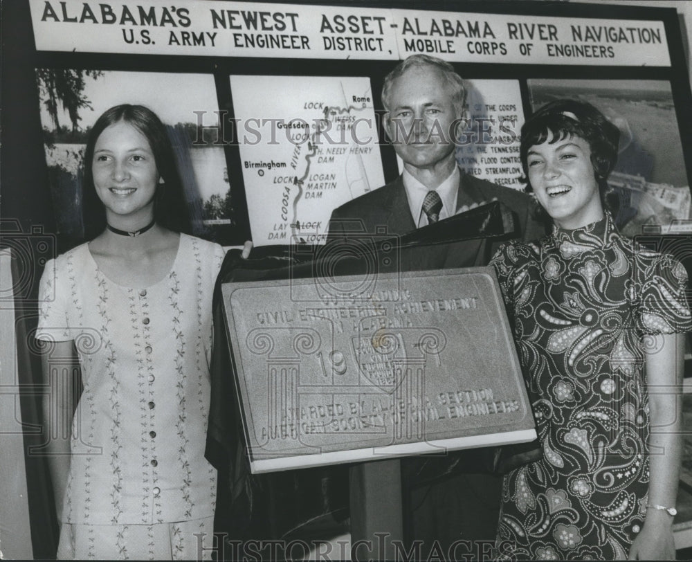 1972 Press Photo Engineering Achievement Plaque at Millers Ferry, Alabama - Historic Images