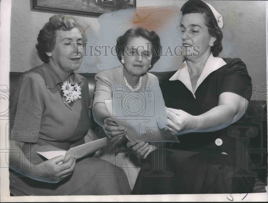 1952 Press Photo Mrs. Eugene Johnson meets with Community Chest members - Historic Images
