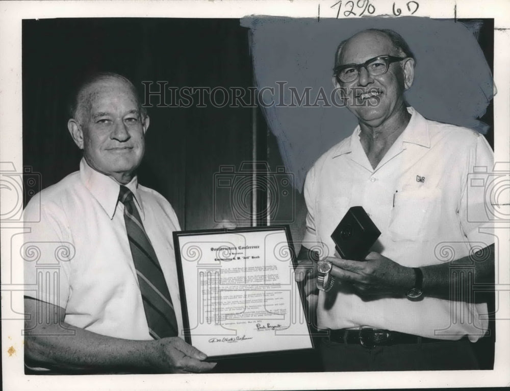 1972 Press Photo A. M. &quot;Tonto&quot; Coleman &amp; Auburn Athletic Director Jeff Beard - Historic Images