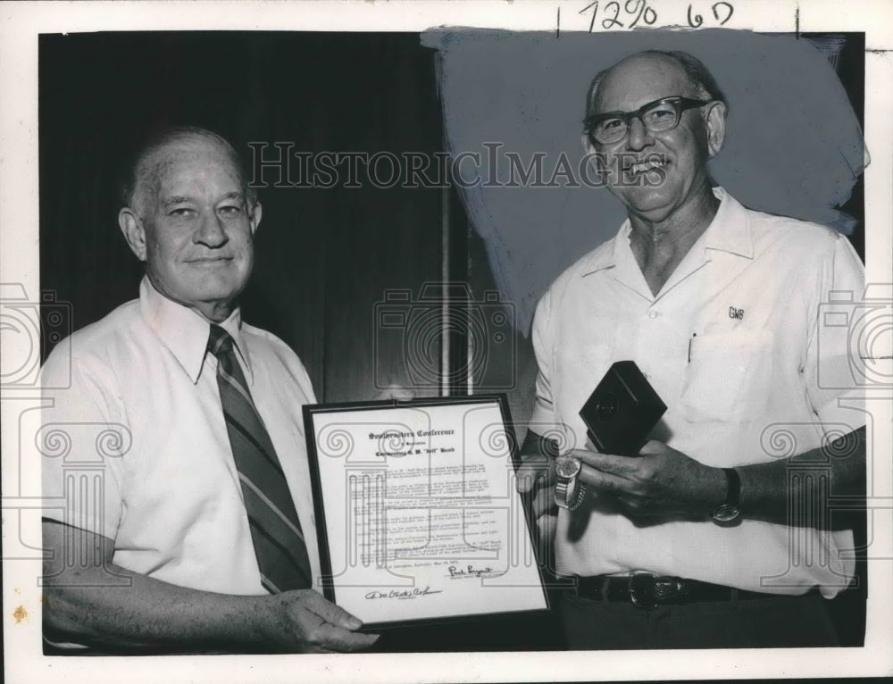 1972 Press Photo A. M. "Tonto" Coleman & Auburn Athletic Director Jeff Beard - Historic Images