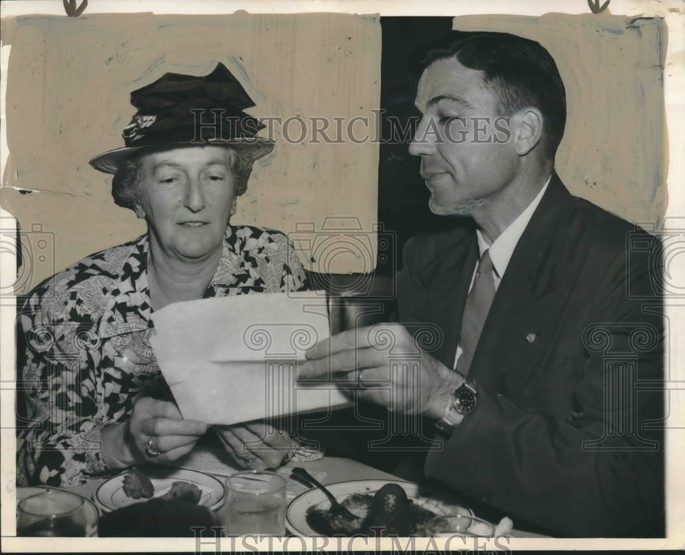 1948 Press Photo Politician Laurie Battle with woman at dinner - abno04578