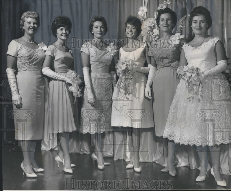 Load image into Gallery viewer, 1960 Press Photo Elisabeth Chambliss Holcomb &amp; Debutantes at Mountain Brook Club

