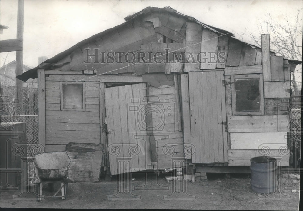 1961 Press Photo Couple Lives Behind Left Door of This Shack in Alabama- Historic Images