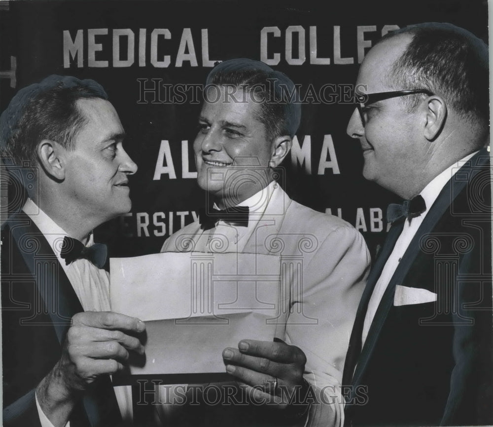 1966 Press Photo Dr. S. Richardson Hill accepts check Alabama Medical College - Historic Images