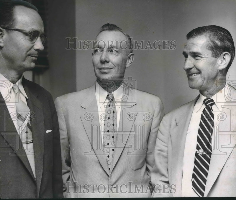 Load image into Gallery viewer, 1958 Press Photo State Federal Housing Authority Officials - abno04832
