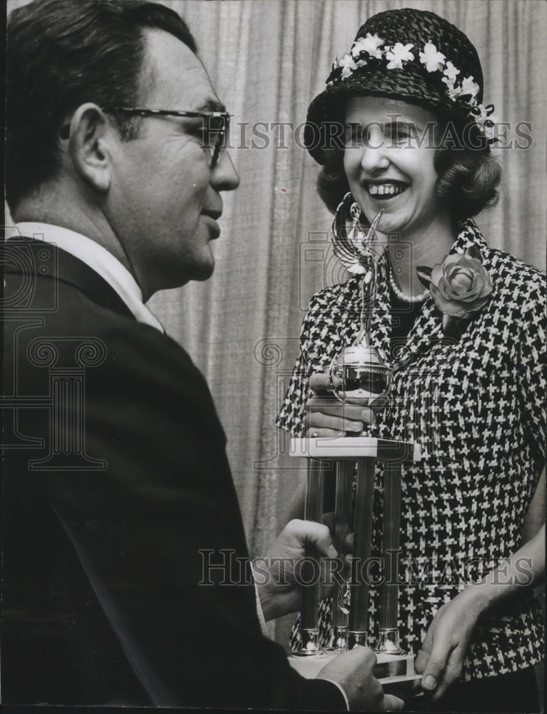 1967 Press Photo Miss Helen Kilgore receives insurance &#39;Woman of the Year&#39; award - Historic Images