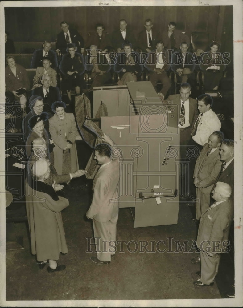 1963 Press Photo Voting Machine Custodian J.C. Blakey, voting class- Historic Images