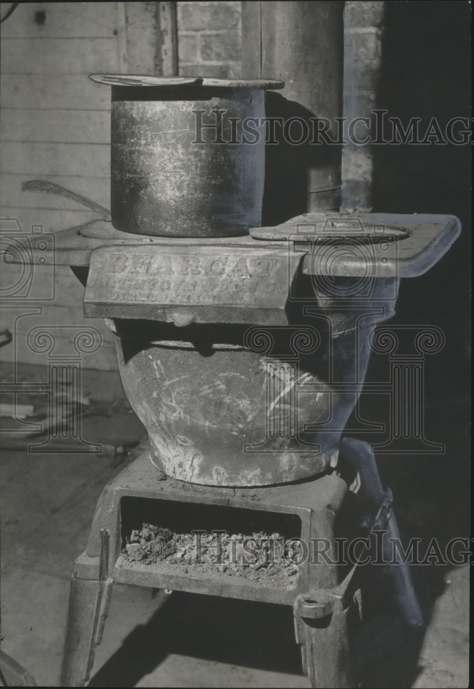 1961 Press Photo Pot of Pinto Beans cooking on wood burning stove, Jefferson, AL - Historic Images