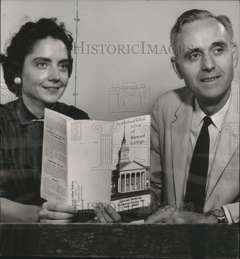 1961 Press Photo Mrs. Joseph Eshelman, Arthur Weeks at Howard College Law School - Historic Images