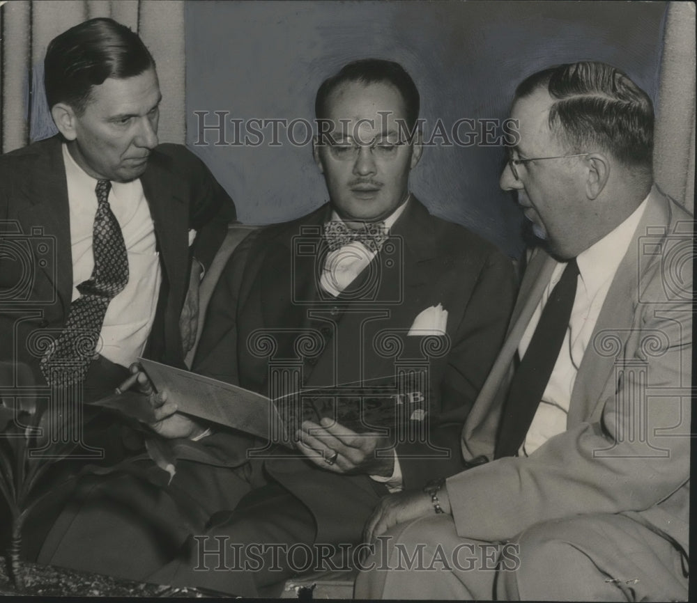 1950 Press Photo K. W. Grimley of Alabama Tuberculosis Association with Others - Historic Images