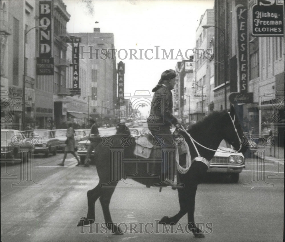 1969 Press Photo Birmingham Mayor George Seibels rides horse on downtown street- Historic Images