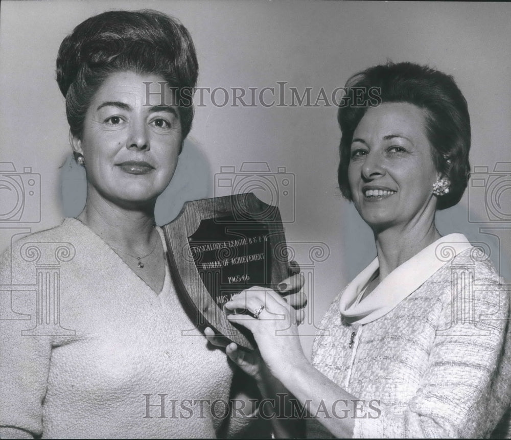 1967 Press Photo Mrs. Ruth Harris and Mrs. Lucy Jordan at Awards Ceremony- Historic Images