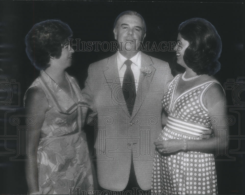 1973 Press Photo William David Sellers with daughters, Birmingham AL birthday- Historic Images