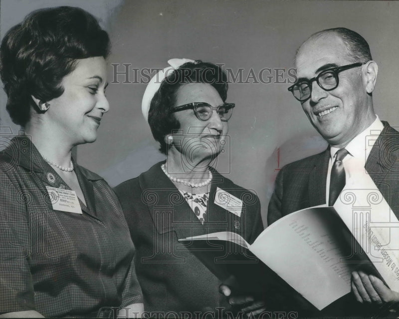 Load image into Gallery viewer, 1962 Press Photo Conference leaders Mrs. Weinstein, Mrs. Lippitz, Rabbi Mesch
