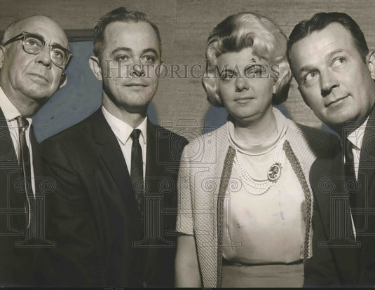 1964 Press Photo Eastwood Mall Manager Bill Grisham with Others at Election - Historic Images