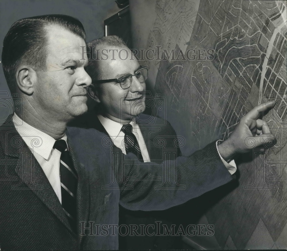 1966 Press Photo Vestavia Hills Mayor Robert Guillot, Doctor John Kent with map- Historic Images