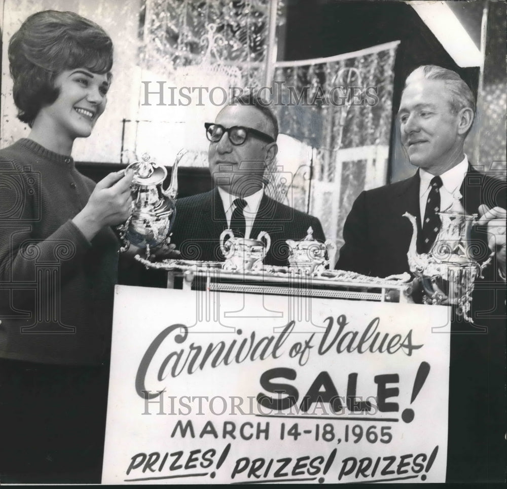 1965 Press Photo Pat Blaydoe, Sol Leland, Inos Heard with silver tea set at show - Historic Images