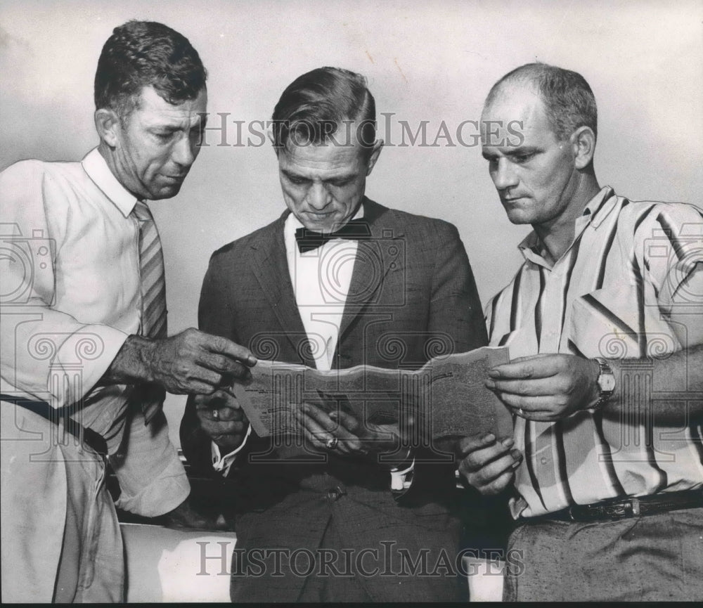 1960 Press Photo Emette Leverette and Thomas Kelly with attorney Huel Love- Historic Images