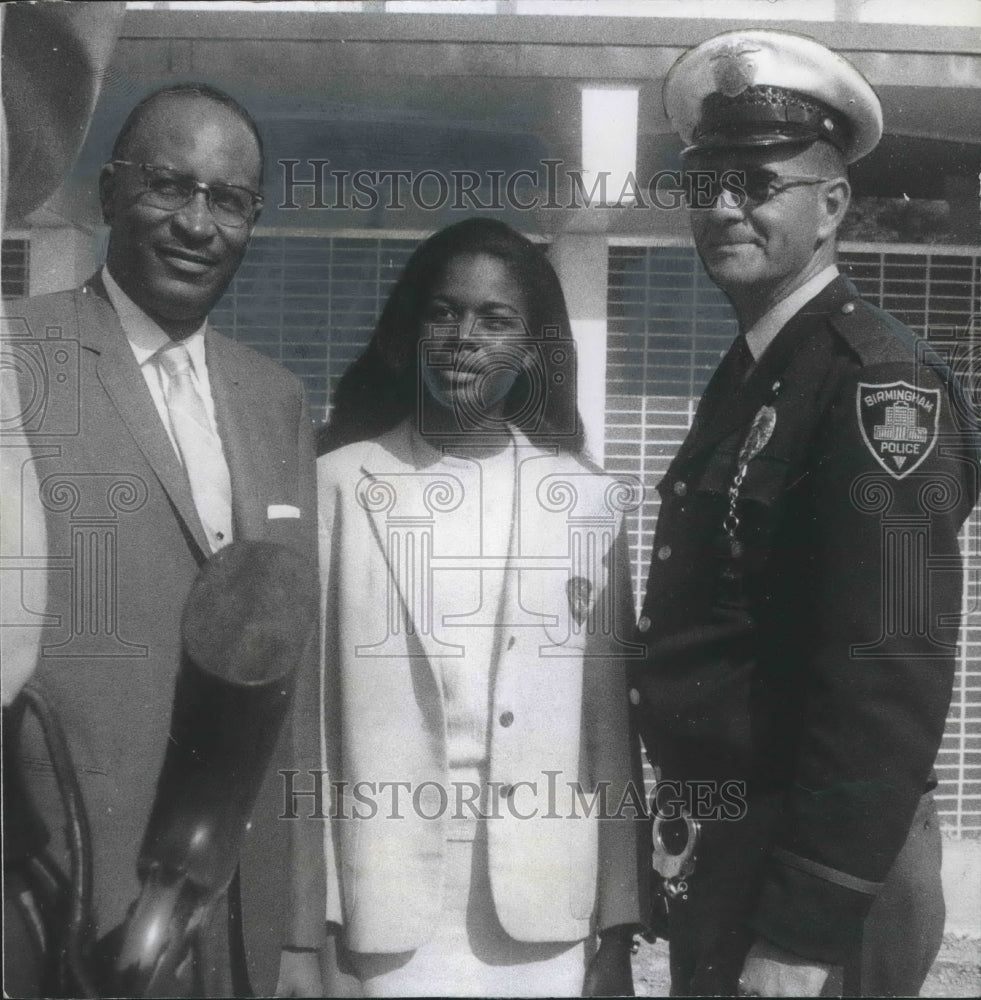 1967 Press Photo Hayes High principal John Norman with princess Cynthia Hunley - Historic Images